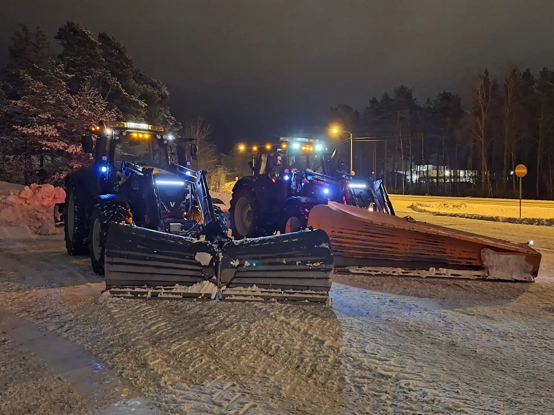 Kaivinkone ja kuorma-auto maa-ainestyömaalla